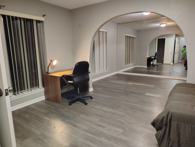 Building Photo - 6172 Whitman Ave