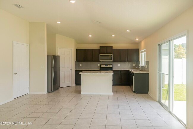 Foto del edificio - 8299 Fouraker Forest Rd