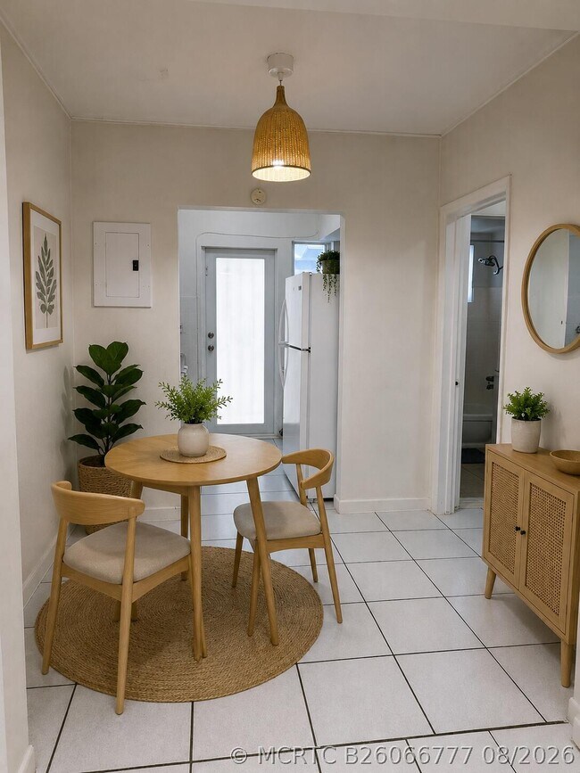Foto del edificio - 7424 Byron Ave