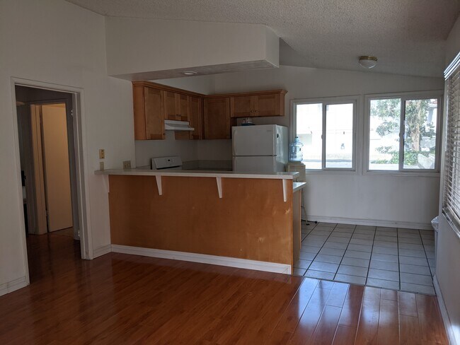 Building Photo - 208 N Catalina Ave