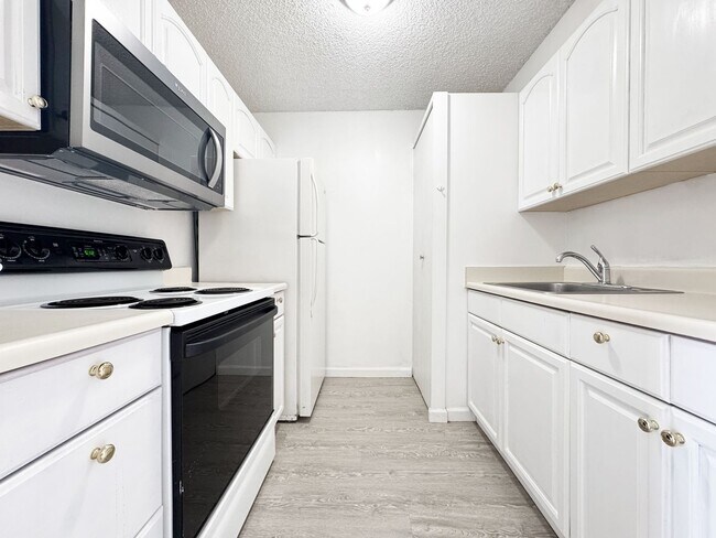 Foto del edificio - Pet Friendly, Furnished Waikiki Condo with Central A/C