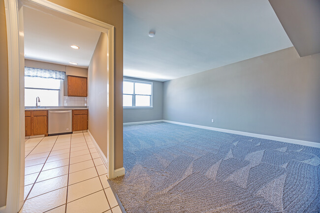 kitchen/living room - 500 E Lancaster Ave