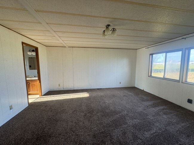 Building Photo - Country Living