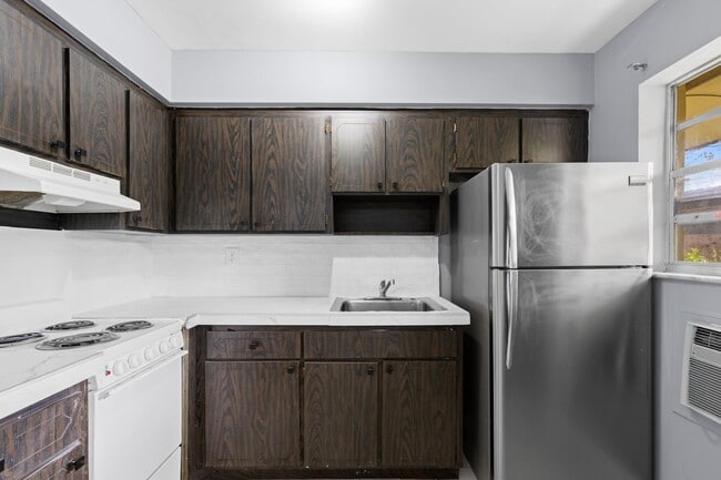 Building Photo - 6125 SW 48th Ct