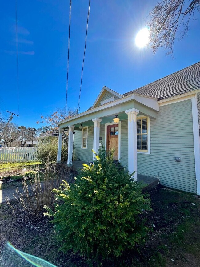 Foto del edificio - Cozy 3 Bed, 2 Bath Farmhouse Cottage