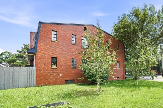 Building Photo - 10-20 Deshler Ave