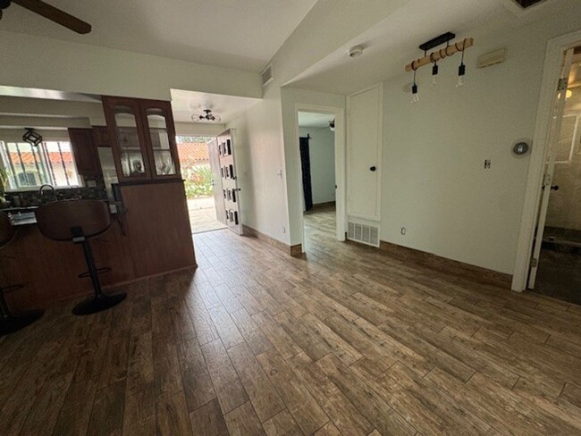 Foto del edificio - Beautifully Renovated 2-Bedroom Home in Tr...