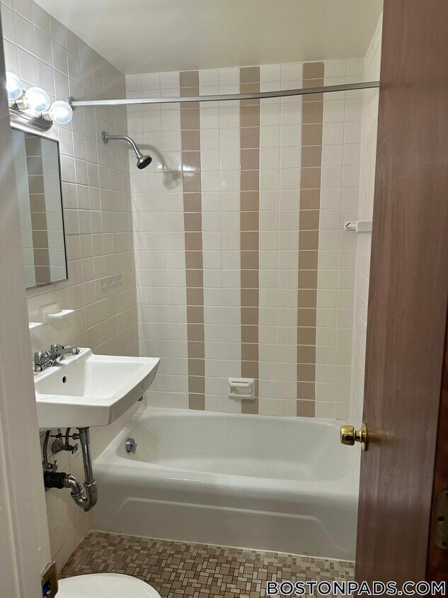 Foto del edificio - 160 N Beacon St