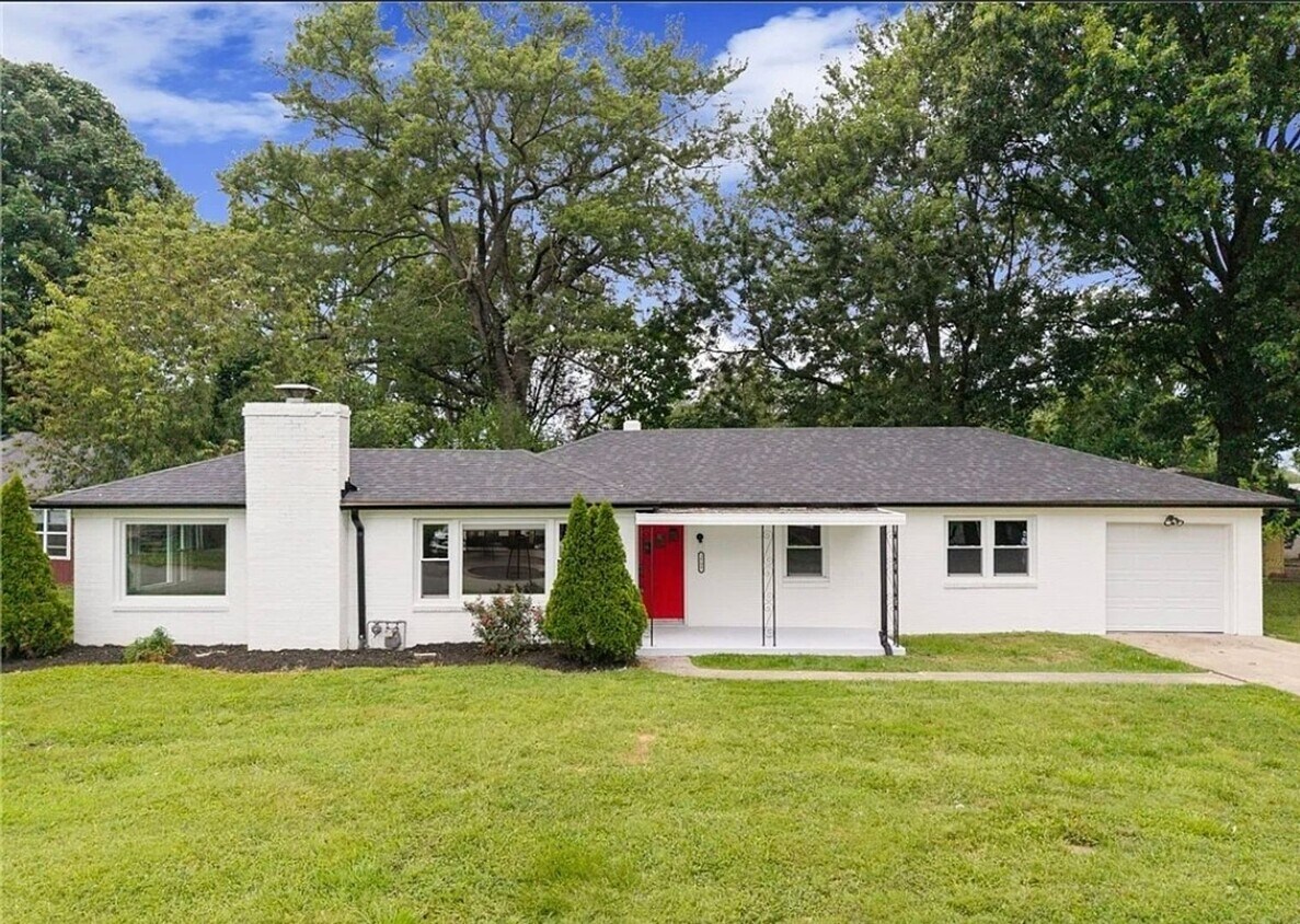 Foto principal - Modern 4 Bedroom Home with Granite Kitchen & Tiled Baths