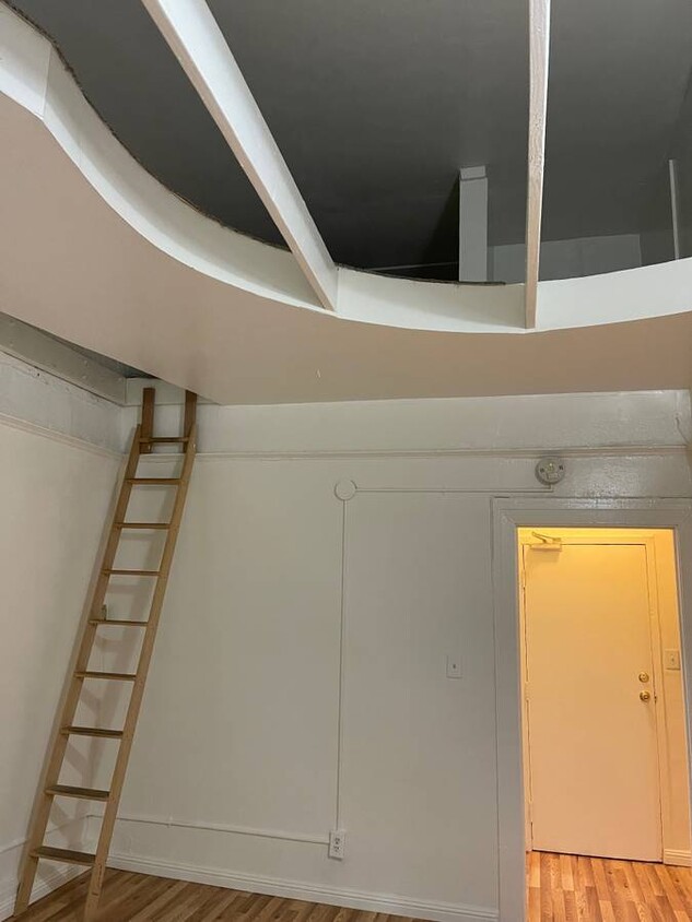 reverse view - loft ladder - 4013 W Sunset Blvd