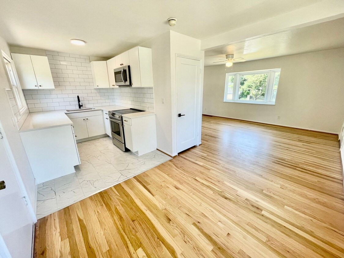 Primary Photo - Modern and Bright 3Bd/1B Home | Washer & D...