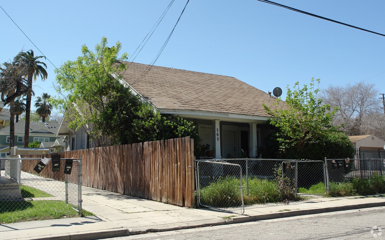 Primary Photo - 561-565 Victoria St