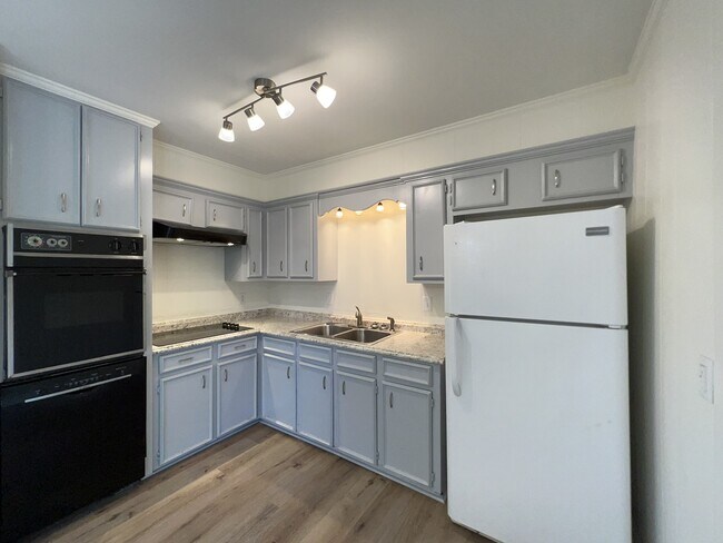Building Photo - 120 Jill St