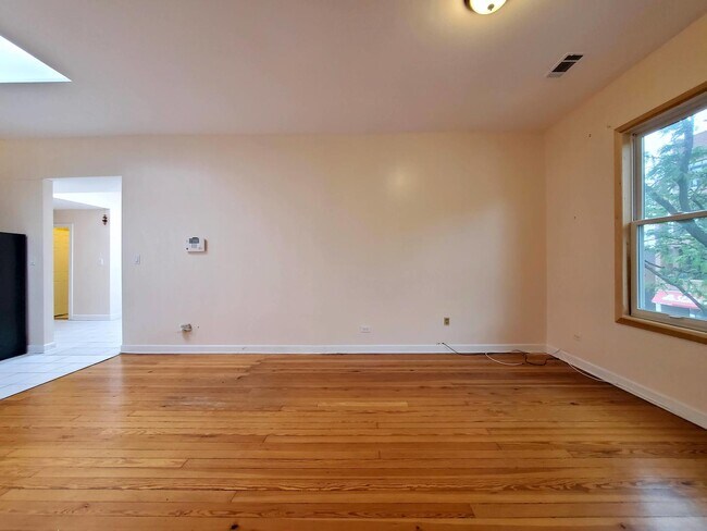 Building Photo - 2329 W Belmont Ave