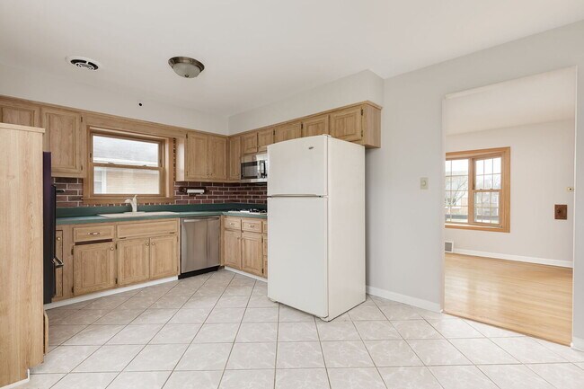 Building Photo - 595 S Cedar Ave