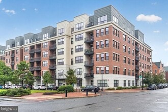 Building Photo - 701 Swann Ave