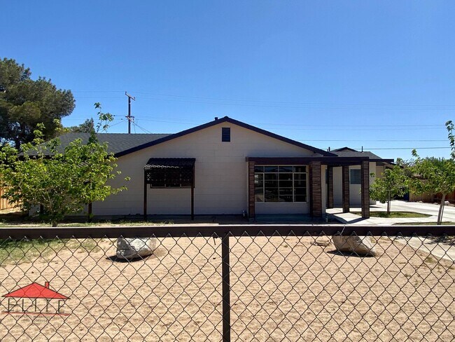 Foto del edificio - AVAILABLE NOW!!