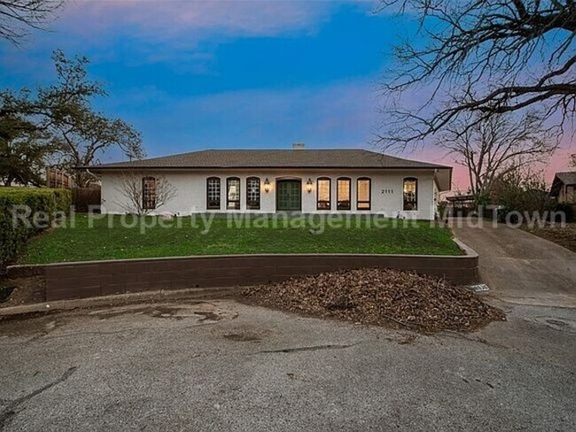 Foto del edificio - Stunning 4-Bedroom Retreat with Designer T...