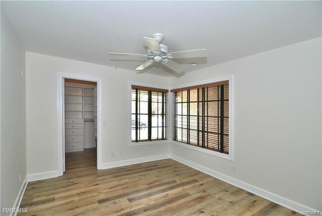 Building Photo - 4 br, 2 bath House - 5733 Middle Crest Dr