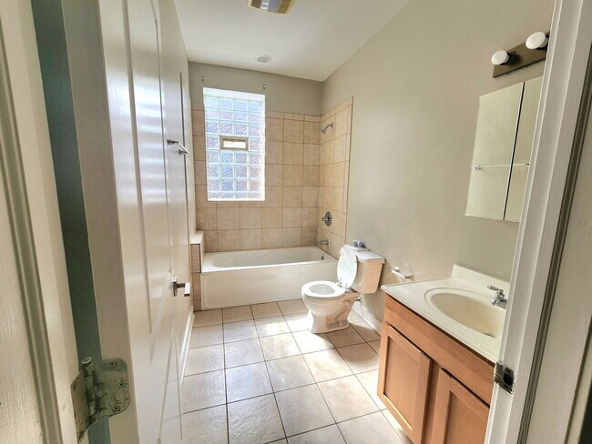 Foto del edificio - 2320 E 70th Pl