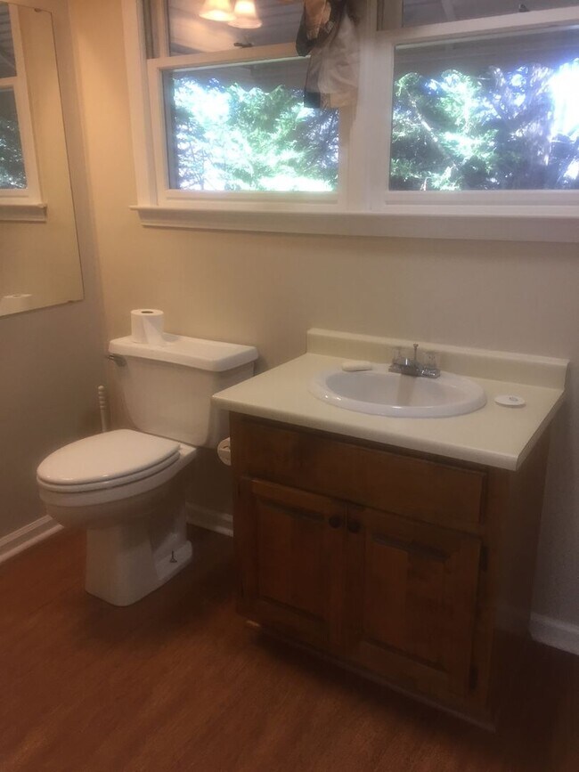 Building Photo - 5 Bedroom 3.5 Bath Brick home in Downtown ...