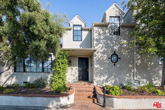 Foto del edificio - 2720 Hollyridge Dr