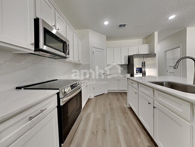 Foto del edificio - 11590 Bay Hl Cir