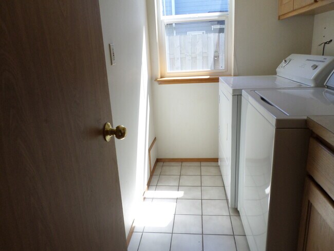 Building Photo - 2229 Xenia Ln
