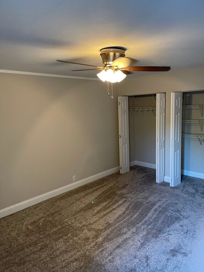 Master bedroom - 211 Dublin Dr