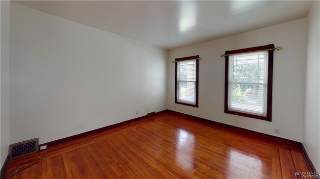 Building Photo - 558 Breckenridge St