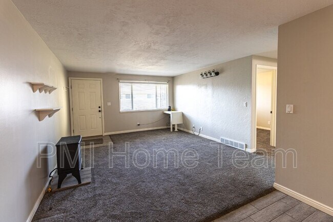 Building Photo - 915 E 4050 S