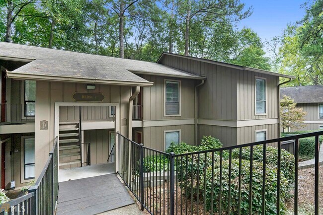 Building Photo - 8740 Roswell Rd