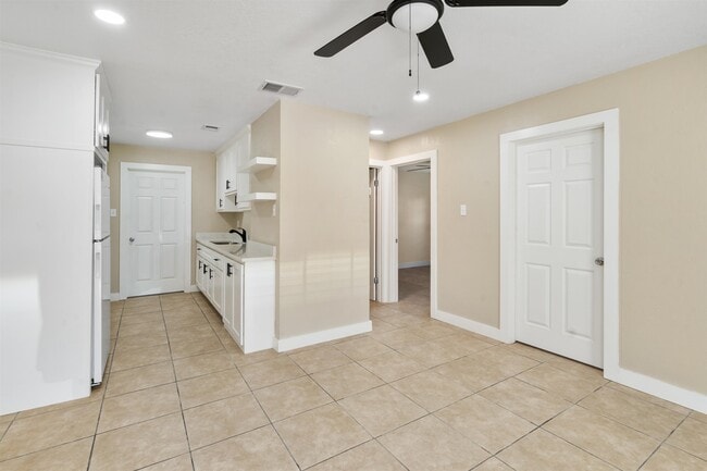 Building Photo - 604 E 2nd St