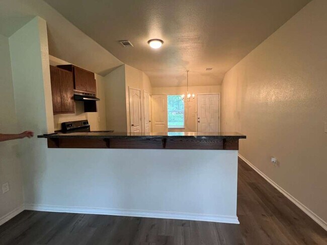 Foto del edificio - 2 bedroom 1 bath - Move in Ready! New Pics coming soon