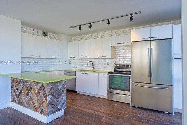Foto del edificio - 600 NE 36th St