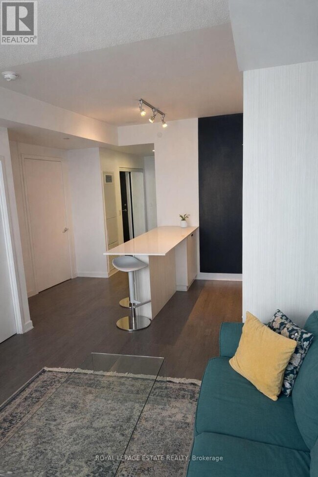 Photo du bâtiment - 55 Regent Park Blvd