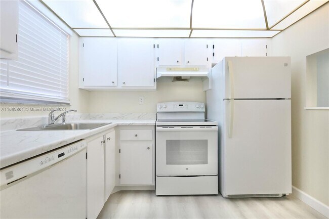 Building Photo - 6870 Royal Palm Blvd