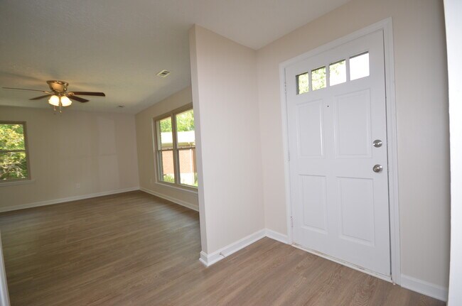 Foto del edificio - 9205 Foxtail Ct