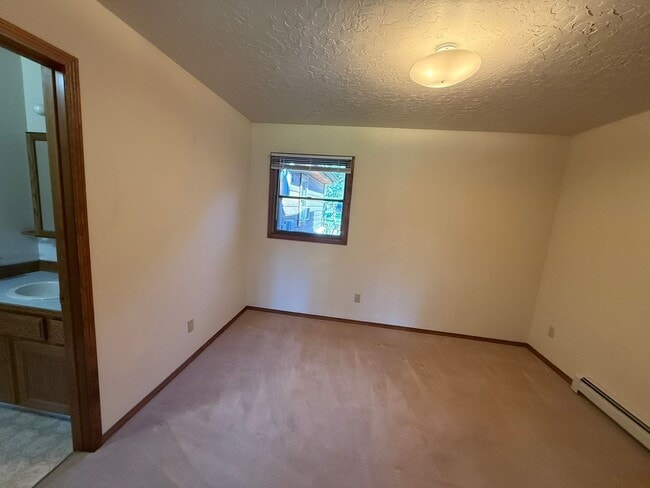 Building Photo - Beautiful 2 bed, 2 bath with office in qui...