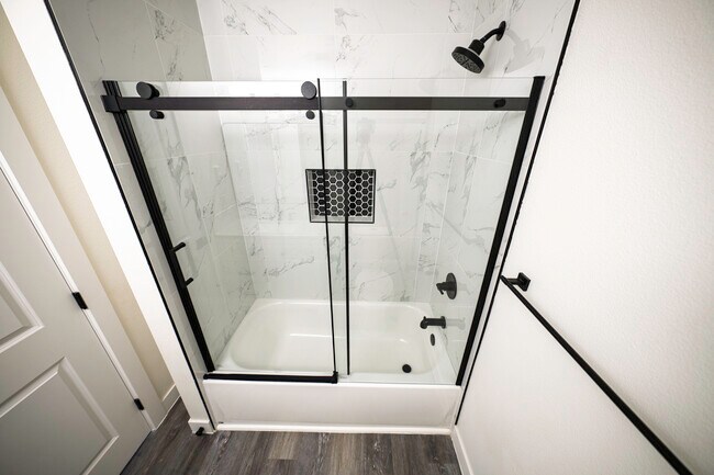 shower - 4685 Riverview Ave
