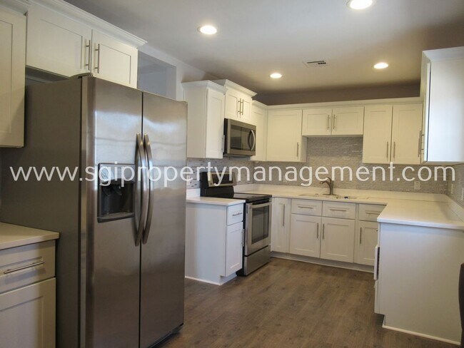 Building Photo - HIGHLY UPGRADED CENTRAL PHOENIX BEAUTY!