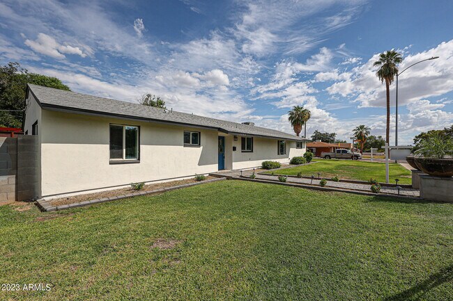 Building Photo - 1604 E Rancho Dr