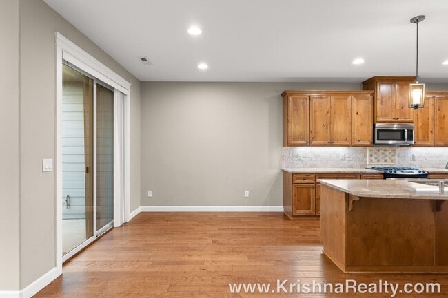 Building Photo - 4 Bedroom 3 Bath Upscale Luxury Fishers La...