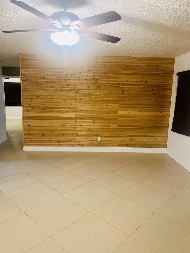 Building Photo - 2319 Tamarind Dr