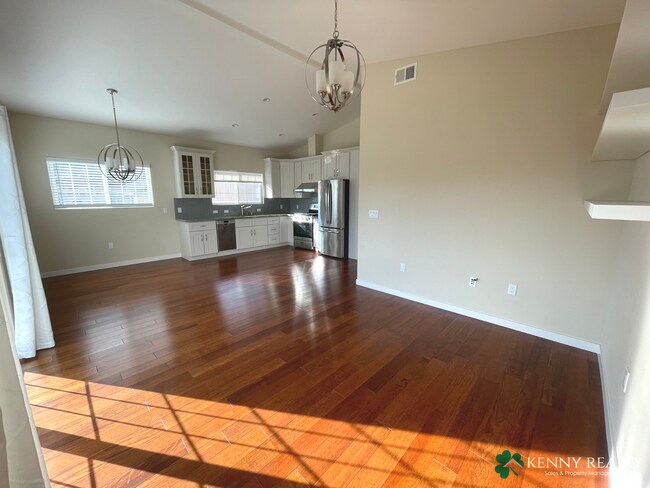 Foto del edificio - Charming 2BD/1BA Upper-Unit in Broadmoor Village – Daly City