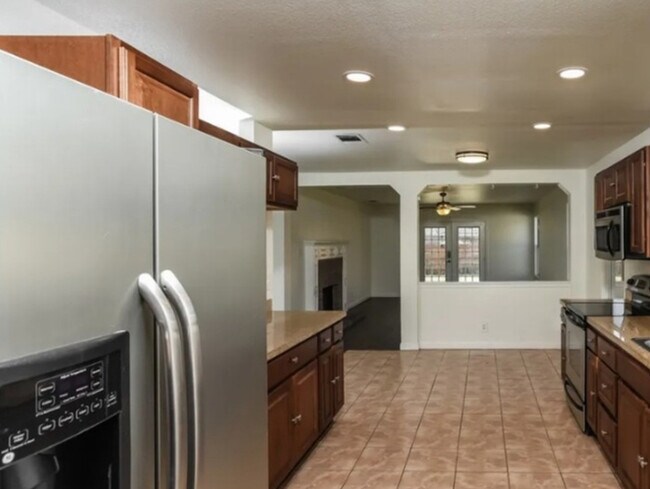 Foto del edificio - 4-Bedroom, 2-Bath Home in Carriage Hills N...