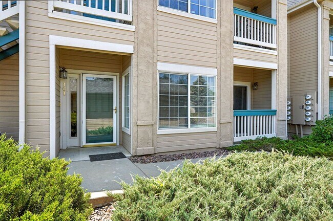 Foto del edificio - Immaculate Updated 2-Bedroom, 2-Bath Ground-Level Condo in Broomfield  - Miramonte Ranch