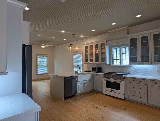 Foto del edificio - Stunning Fully Renovated 3-Bedroom, 2-Bathroom Cottage-Style Home