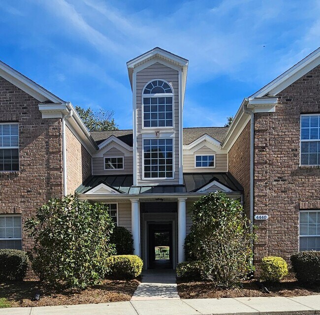 Building Photo - Beautiful 3 Bed, 2 Bath tucked away in the...