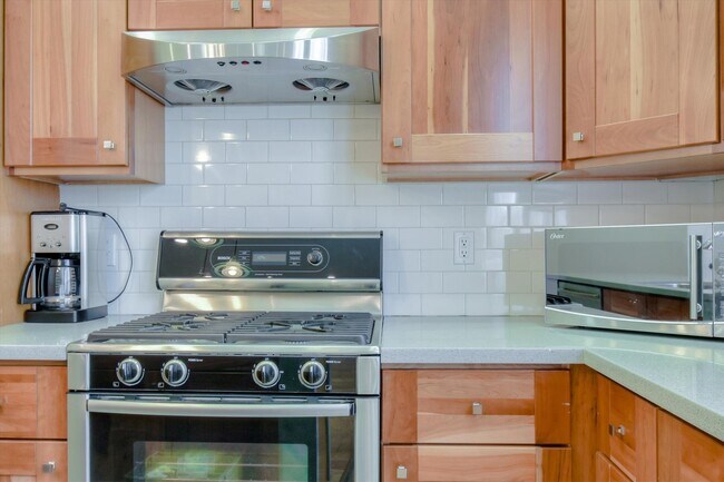 Foto del edificio - Completely Renovated Top Floor Unit in Victorian + Laundry in unit+ Contact for showing schedule!